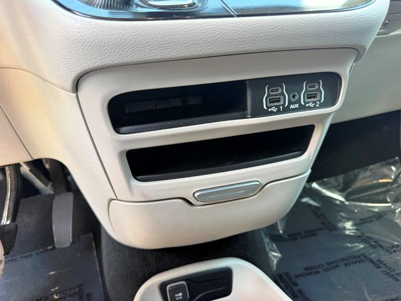 Used 2023 Chrysler Pacifica Touring-L FWD image 26