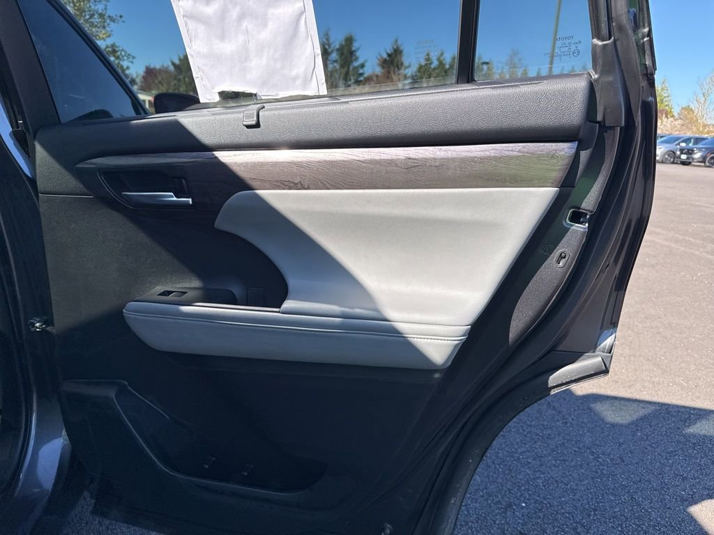 Used 2022 Toyota Highlander Platinum image 25