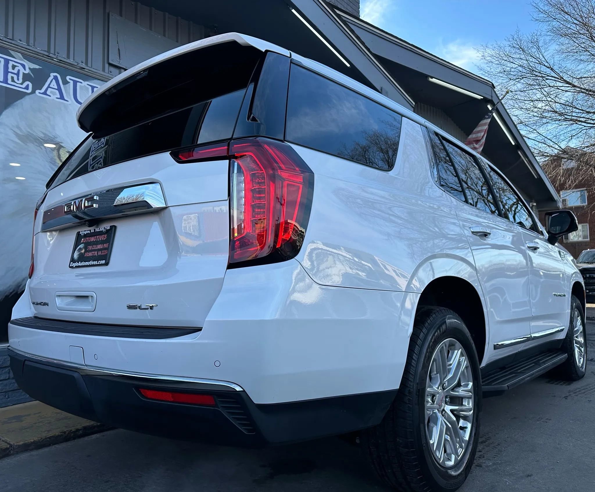 Used 2021 GMC Yukon SLT w/ SLT Luxury Plus Package image 3