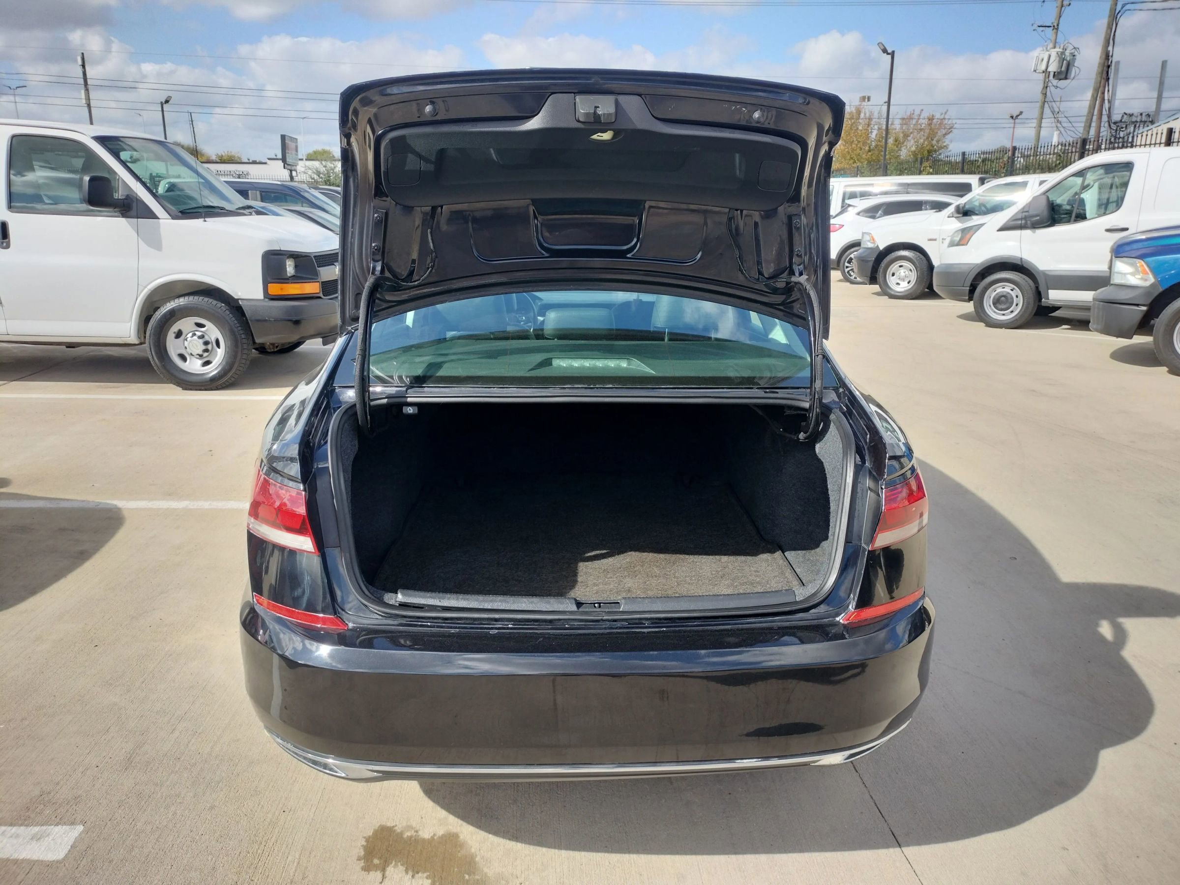 Used 2021 Volkswagen Passat 2.0T SE w/ Luggage Net & Mats Package image 7