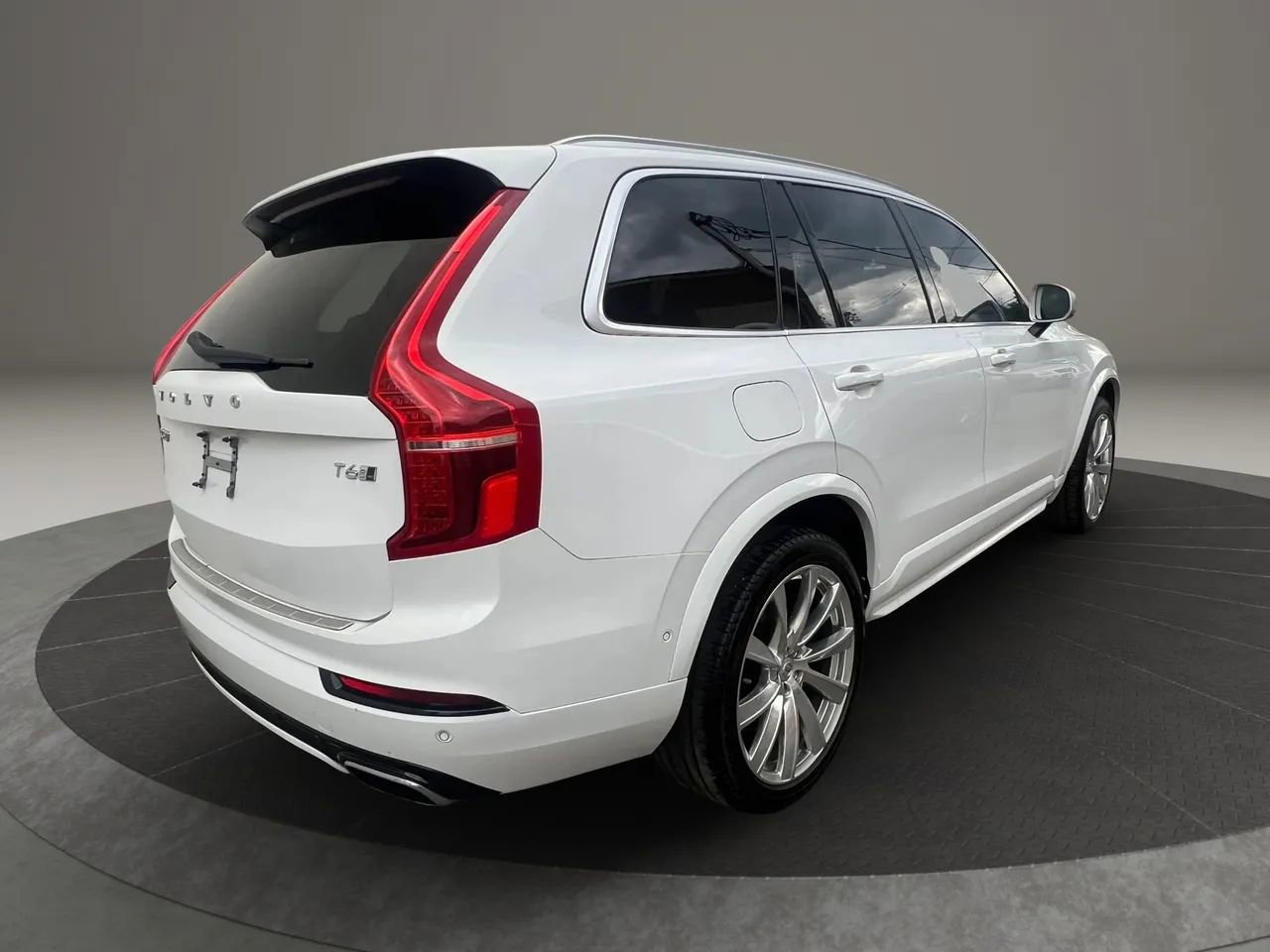 Used 2017 Volvo XC90 T6 R-Design w/ Vision Package AWD/4WD image 5
