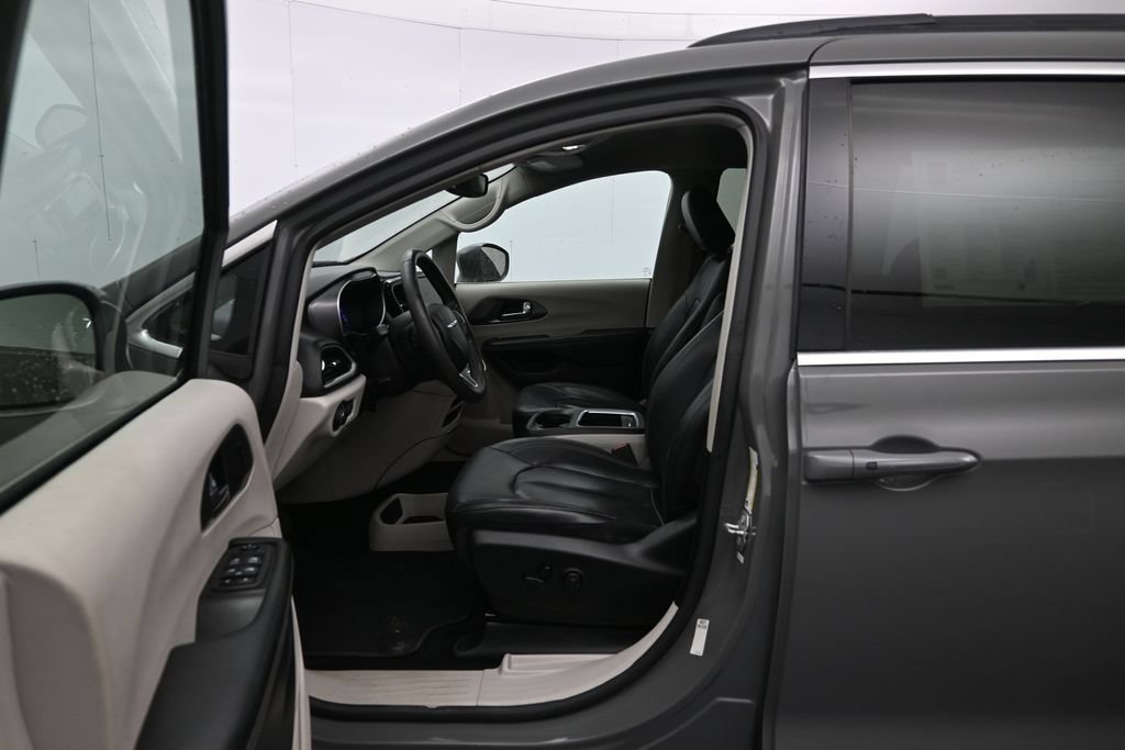Used 2022 Chrysler Pacifica Touring-L FWD image 19
