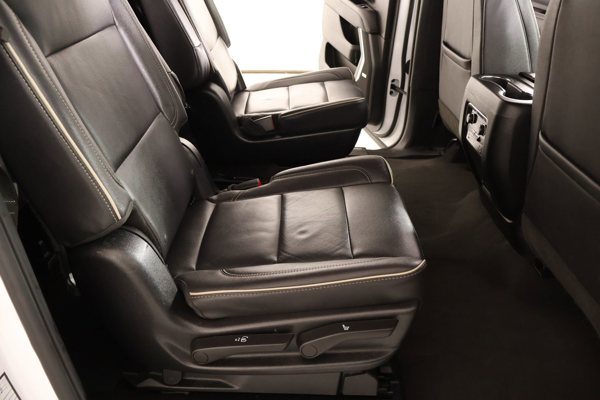 Used 2023 Chevrolet Suburban Premier RWD image 14