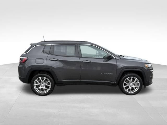 Used 2024 Jeep Compass Latitude AWD/4WD image 9