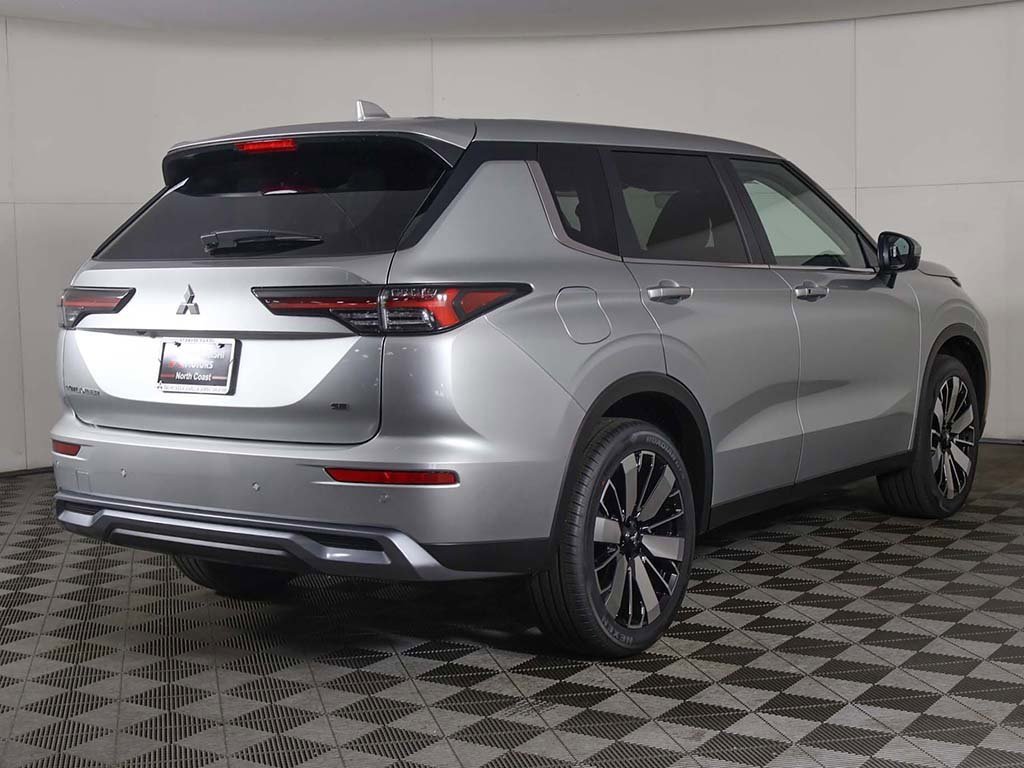 New 2025 Mitsubishi Outlander SE image 13