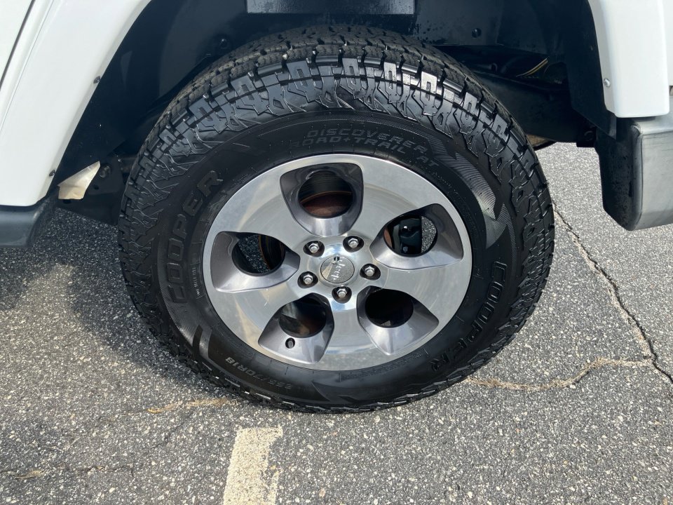 Used 2017 Jeep Wrangler Unlimited Sahara w/ Connectivity Group image 26