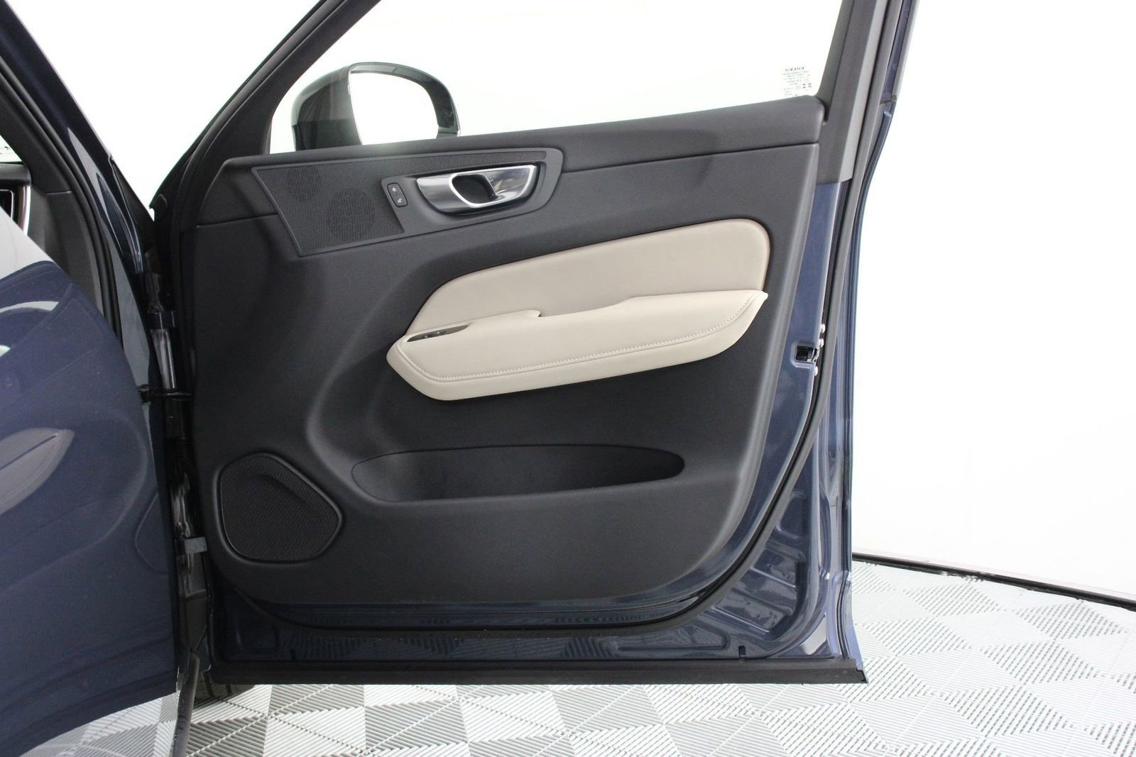 Certified 2026 Volvo XC60 B5 Plus w/ Protection Package Premier AWD/4WD image 21
