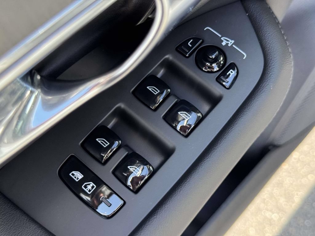 Certified 2025 Volvo XC90 B5 Core AWD/4WD image 15