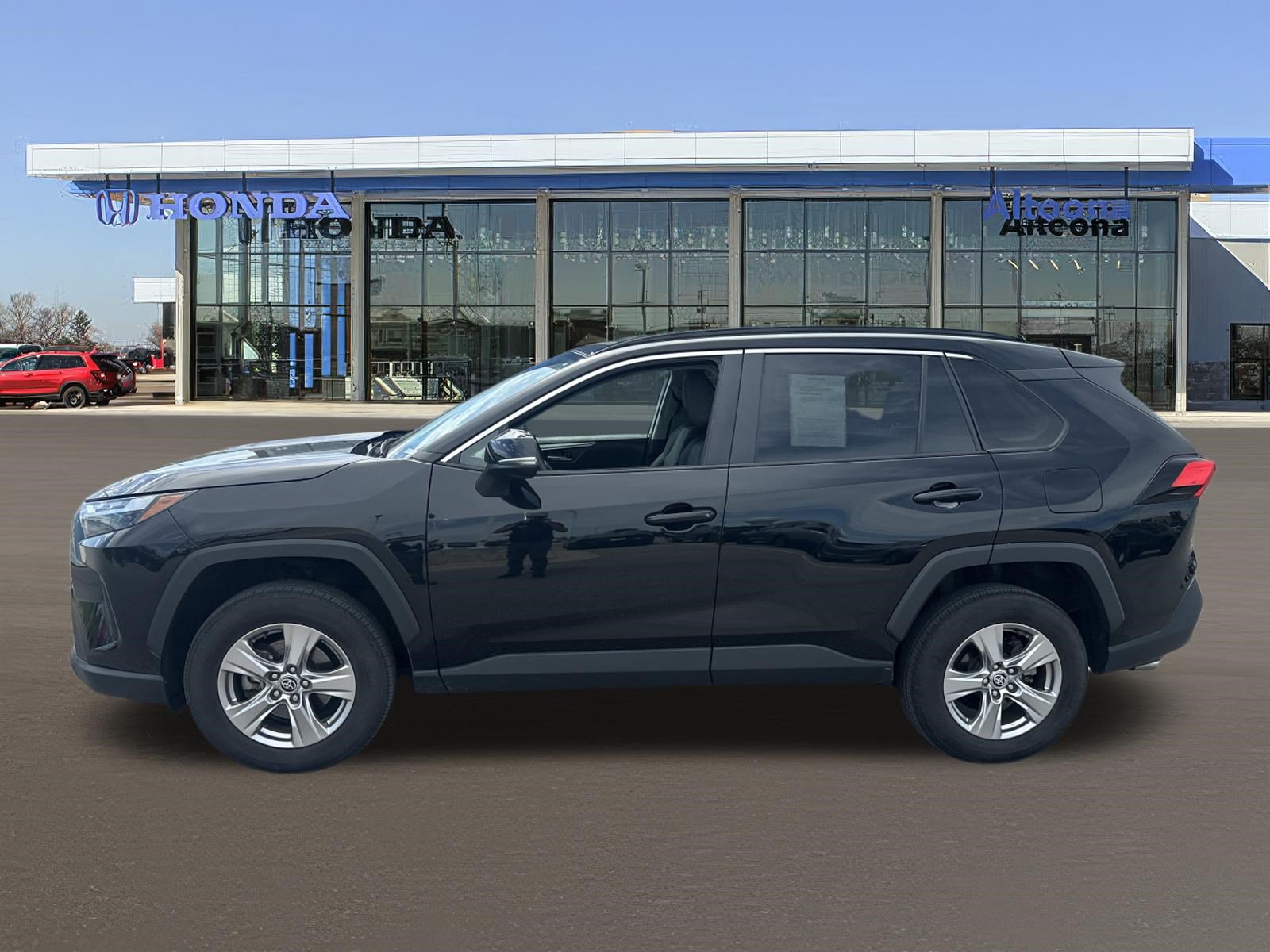 Used 2023 Toyota RAV4 XLE AWD/4WD image 2