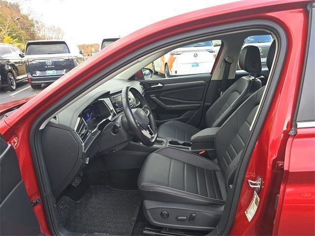 Certified 2023 Volkswagen Jetta SE image 5