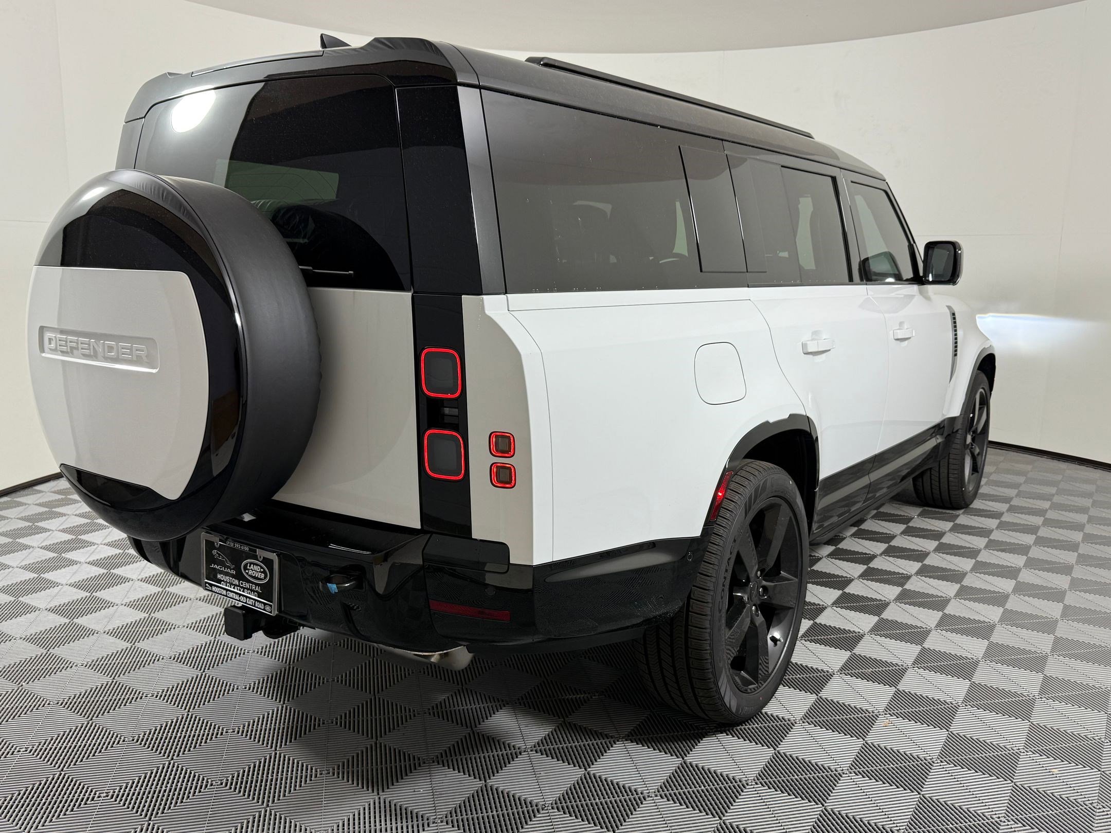 New 2026 Land Rover Defender 130 X-Dynamic SE image 9
