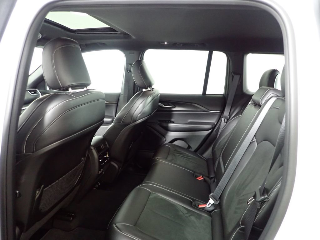 Used 2025 Jeep Grand Cherokee Altitude AWD/4WD image 34