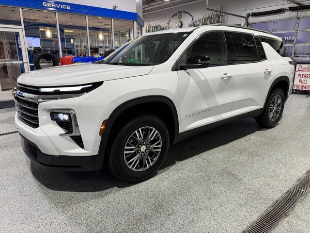 Used 2025 Chevrolet Traverse LT image 4