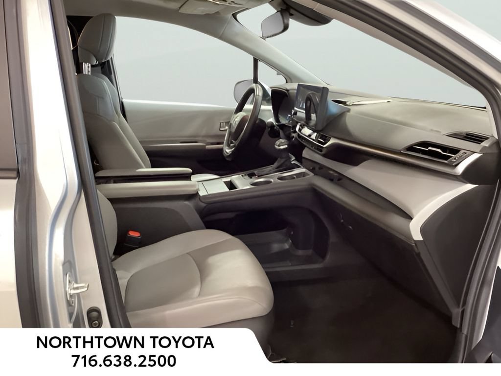 Used 2025 Toyota Sienna XLE FWD image 11