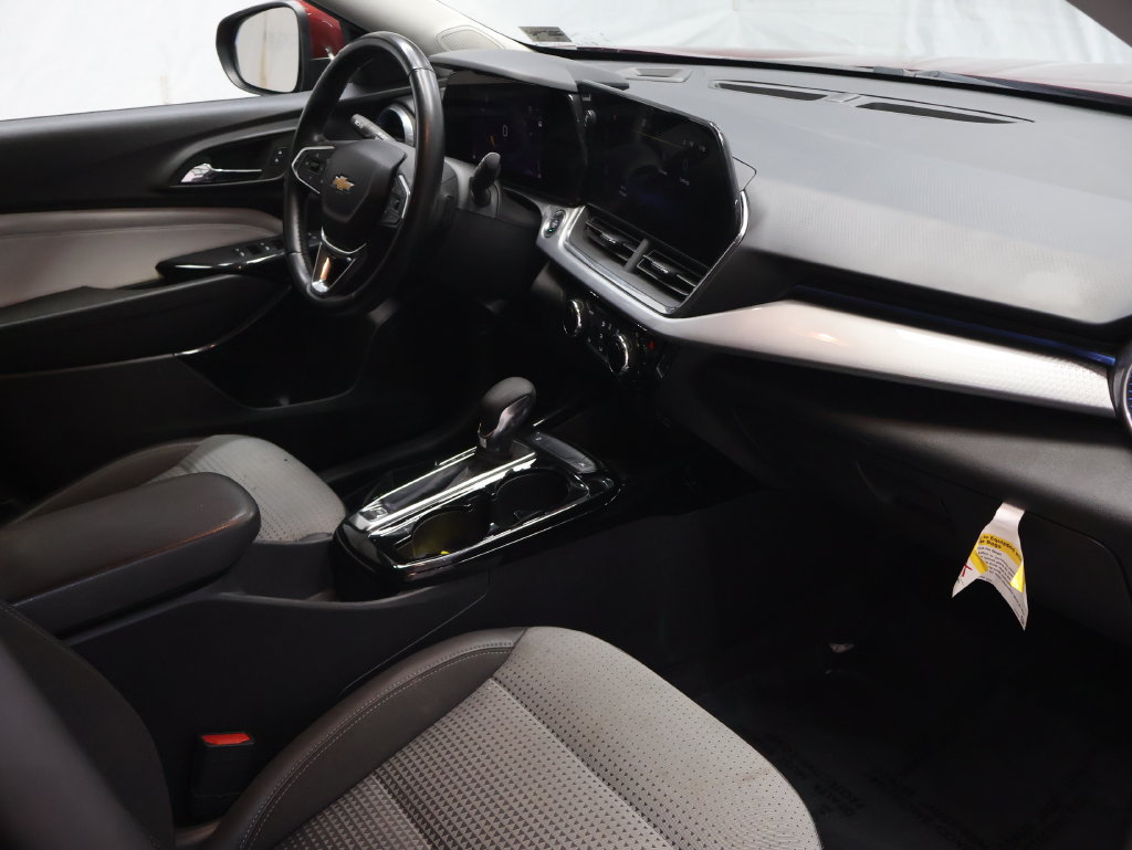 Used 2024 Chevrolet Trax LT w/ LT Convenience Package FWD image 7