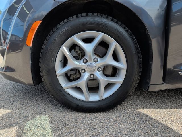 Used 2017 Chrysler Pacifica Touring-L Plus w/ Tire & Wheel Group image 33