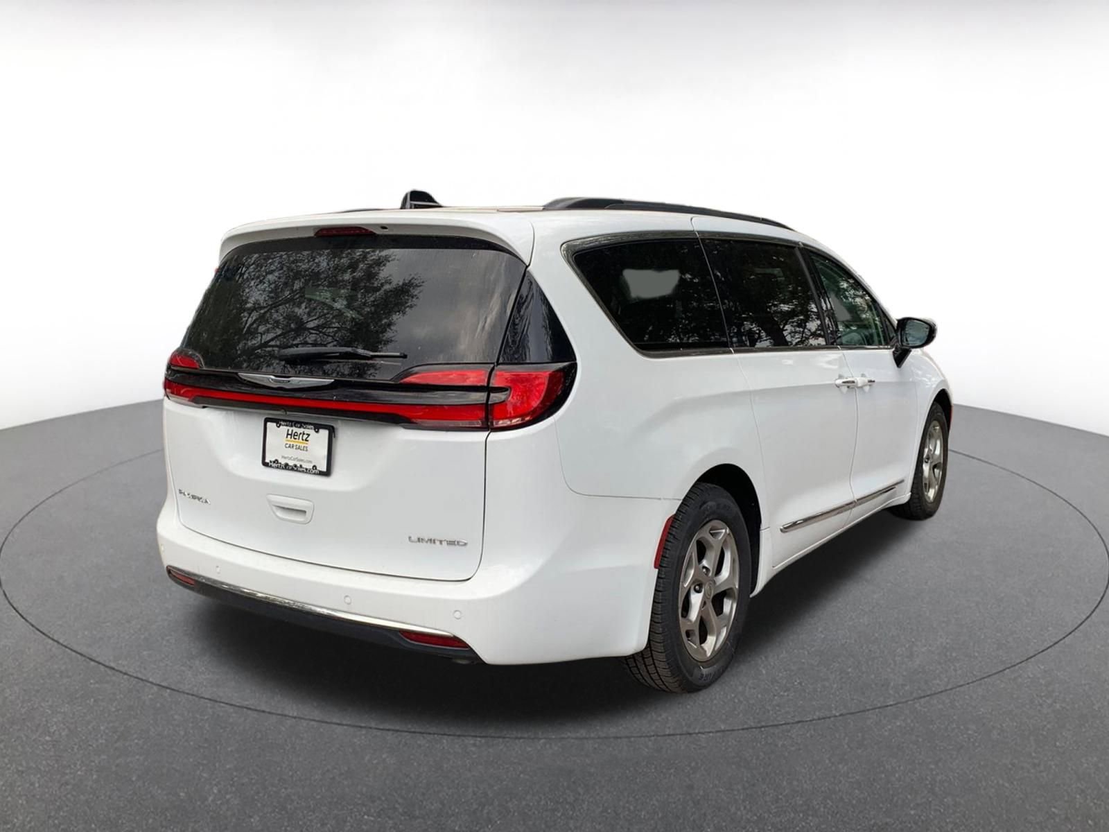 Used 2023 Chrysler Pacifica Limited image 7