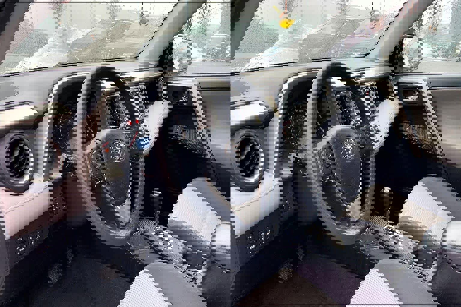 Used 2015 Toyota RAV4 XLE image 18