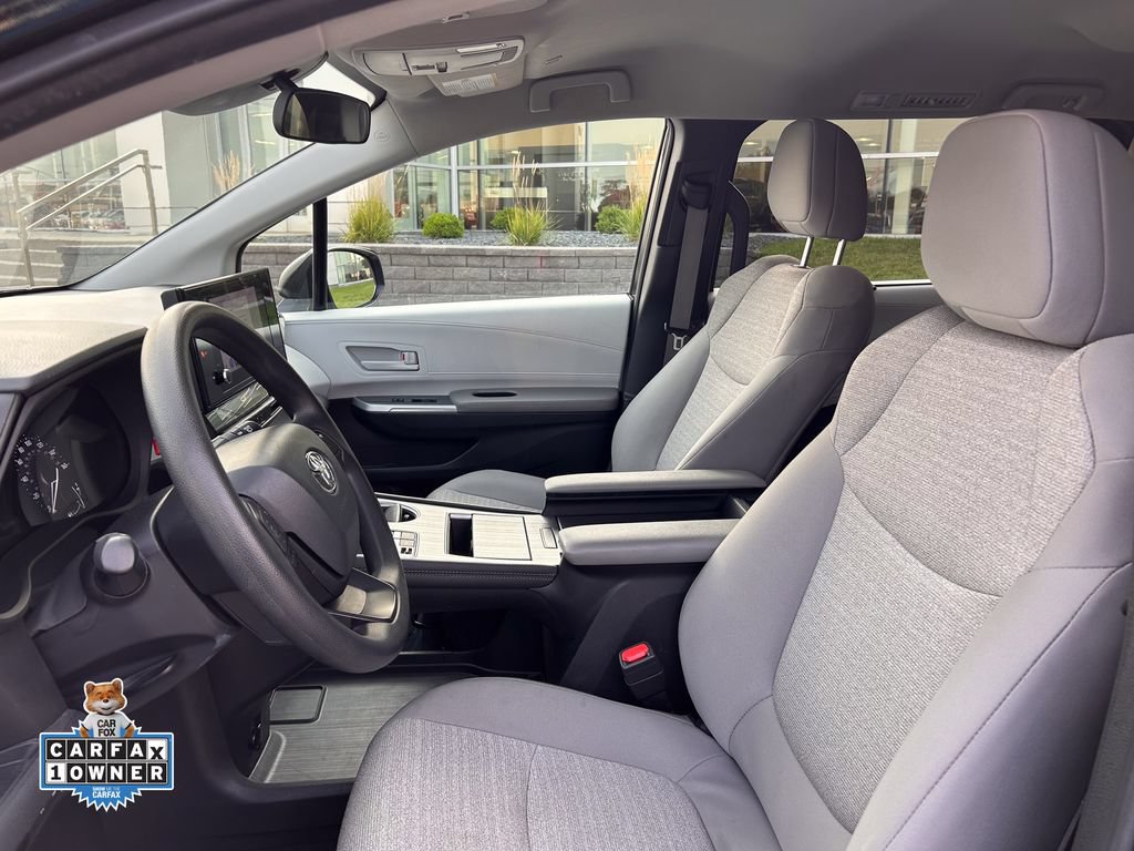 Used 2025 Toyota Sienna LE FWD image 10