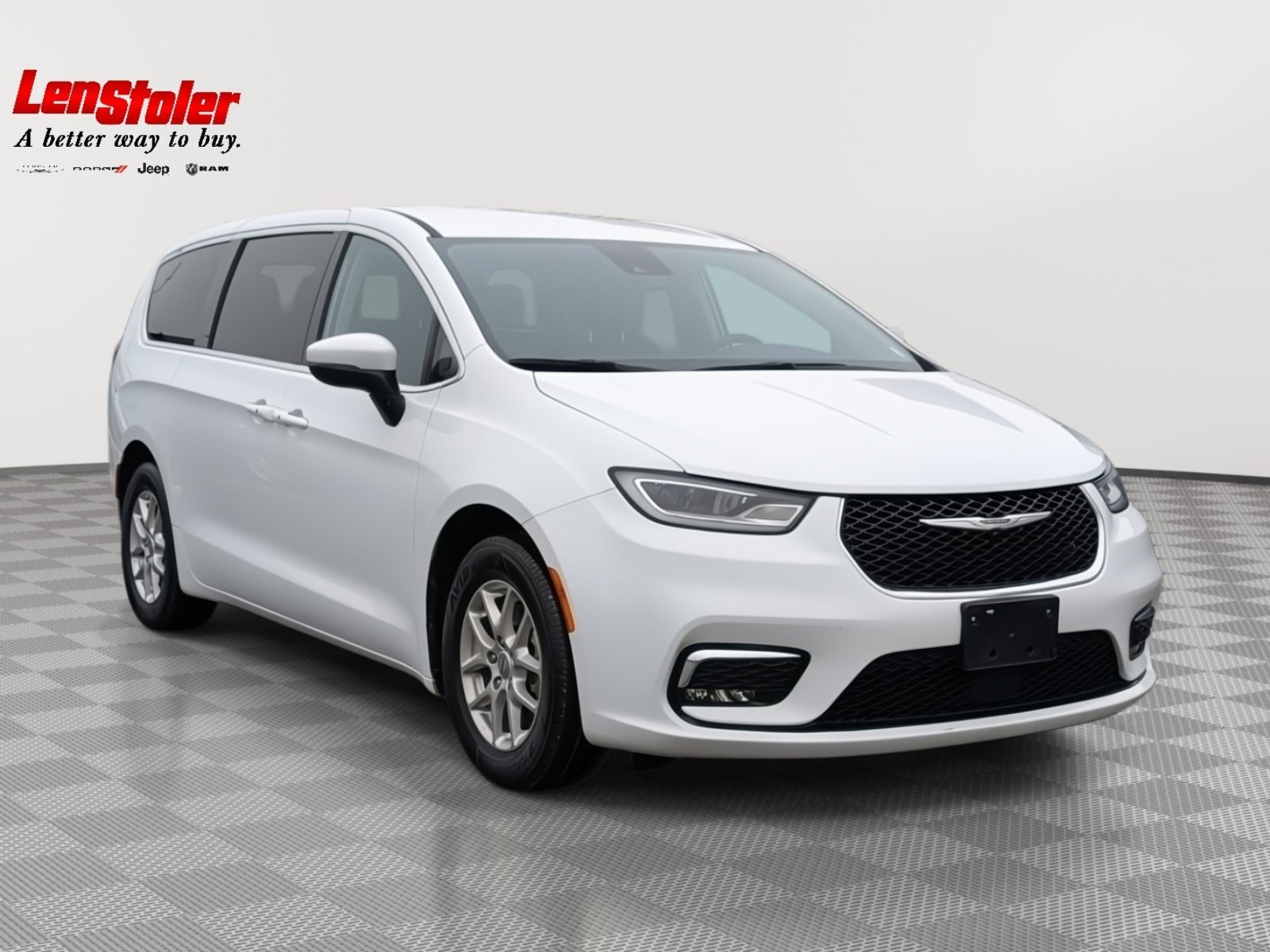 Used 2023 Chrysler Pacifica Touring-L image 7