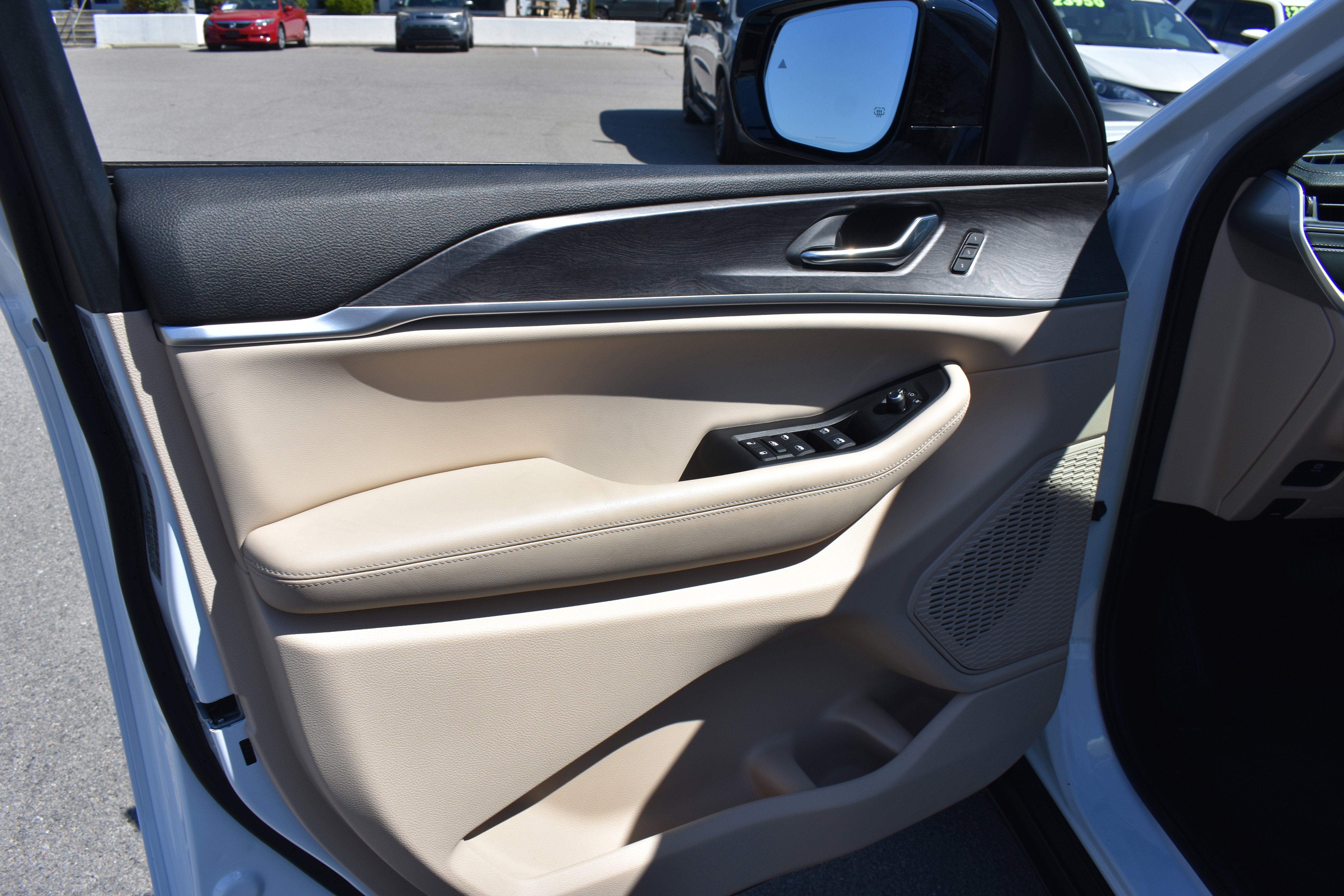 Used 2025 Jeep Grand Cherokee Limited w/ Luxury Tech Group II image 24