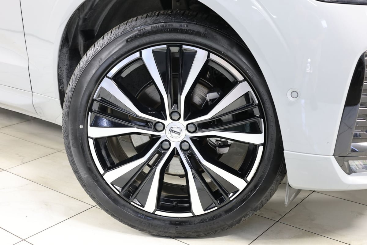 Used 2025 Volvo XC60 B5 Plus AWD/4WD image 14