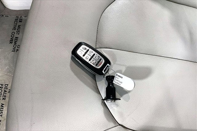 Used 2017 Chrysler Pacifica Touring-L image 30