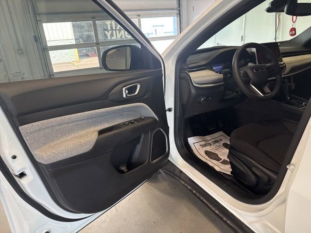 Used 2025 Jeep Compass Sport w/ Mopar Graphics Package image 9