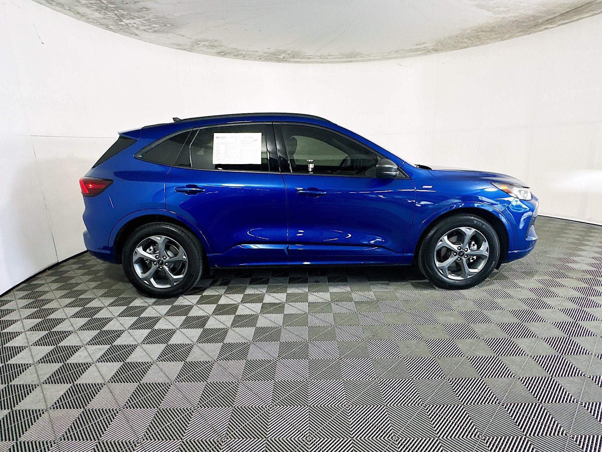 Used 2023 Ford Escape ST-Line w/ Tech Pack #1 FWD image 2