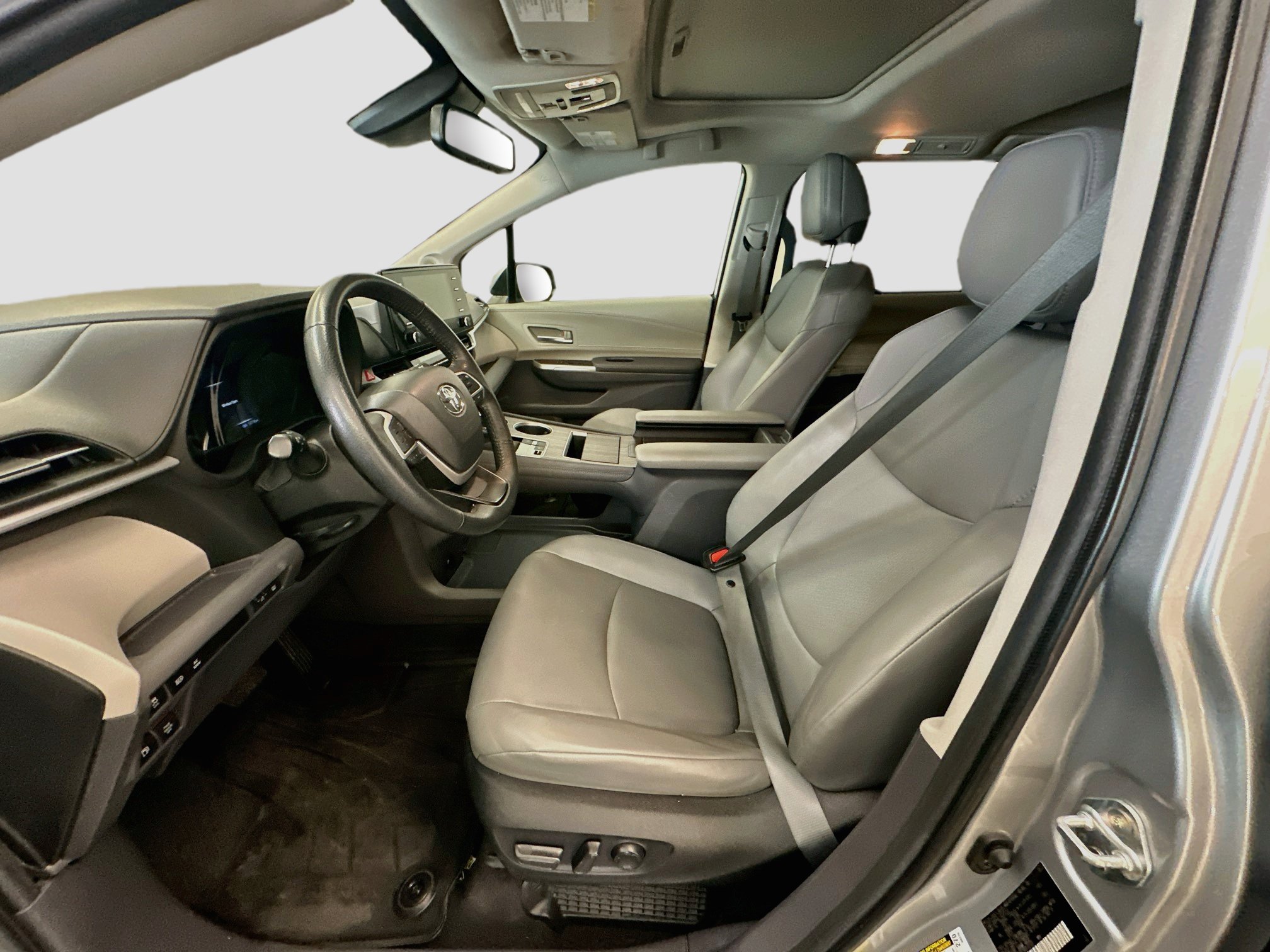 Used 2024 Toyota Sienna XLE w/ XLE Plus Package AWD/4WD image 13