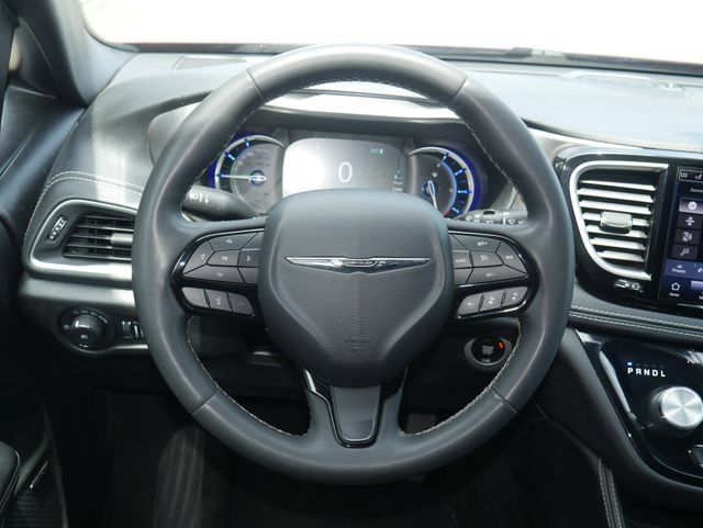 Used 2022 Chrysler Pacifica Limited w/ Uconnect Theater Family Group FWD image 15