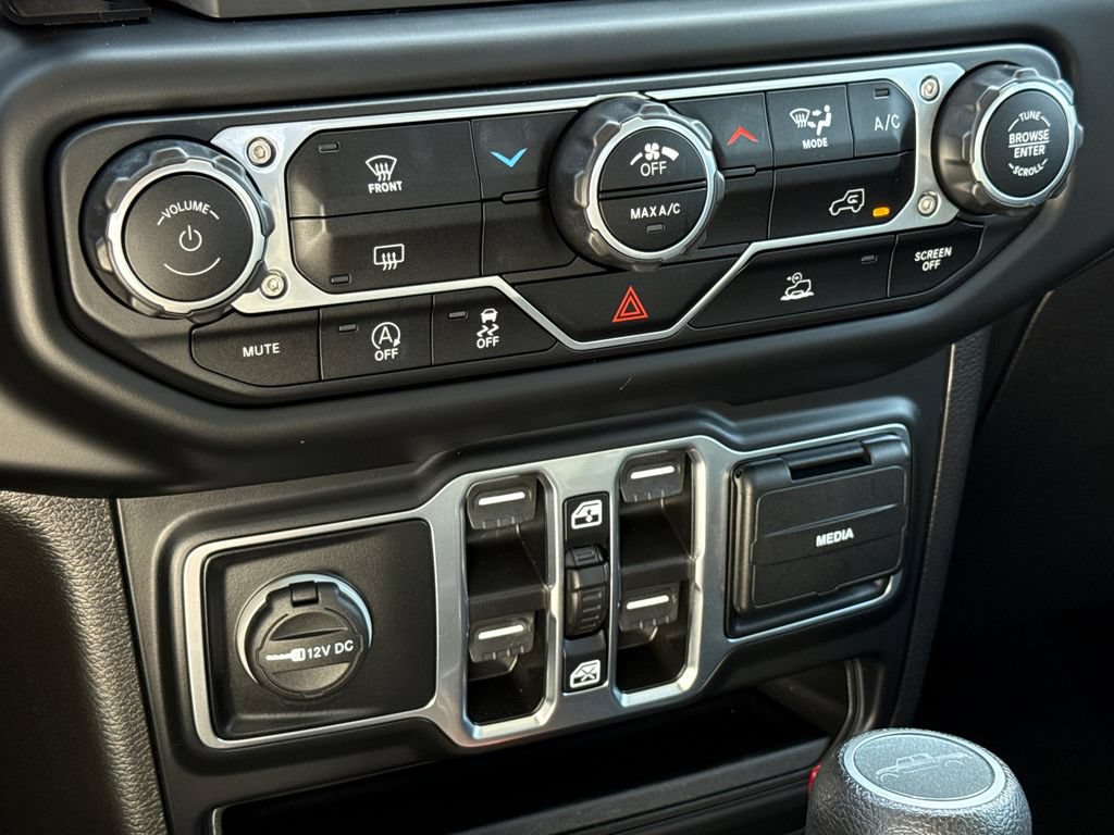 Used 2023 Jeep Gladiator Mojave AWD/4WD image 24