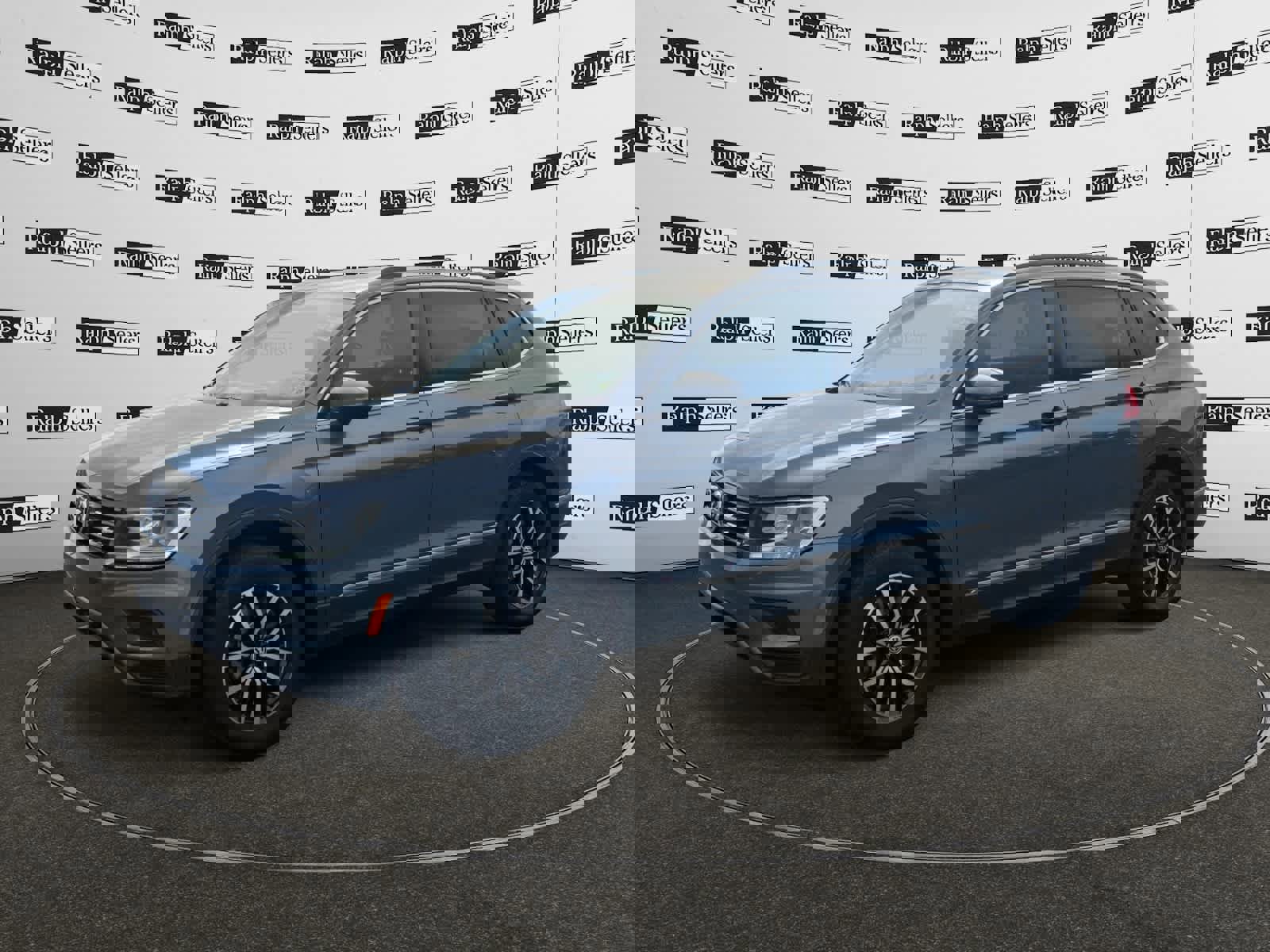 Used 2021 Volkswagen Tiguan SE w/ Panoramic Sunroof Package image 2