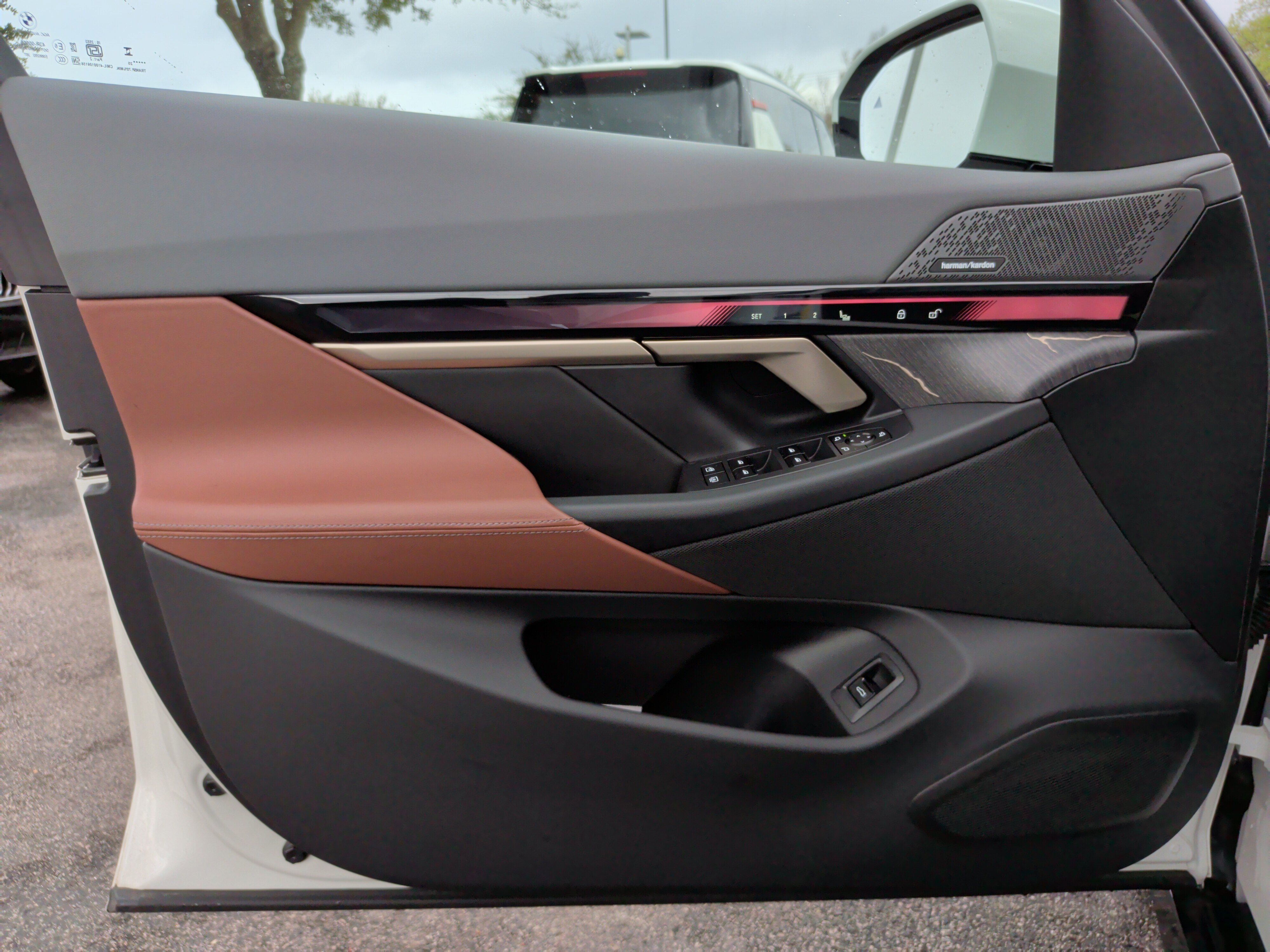 Certified 2025 BMW 550e xDrive w/ Executive Package image 29