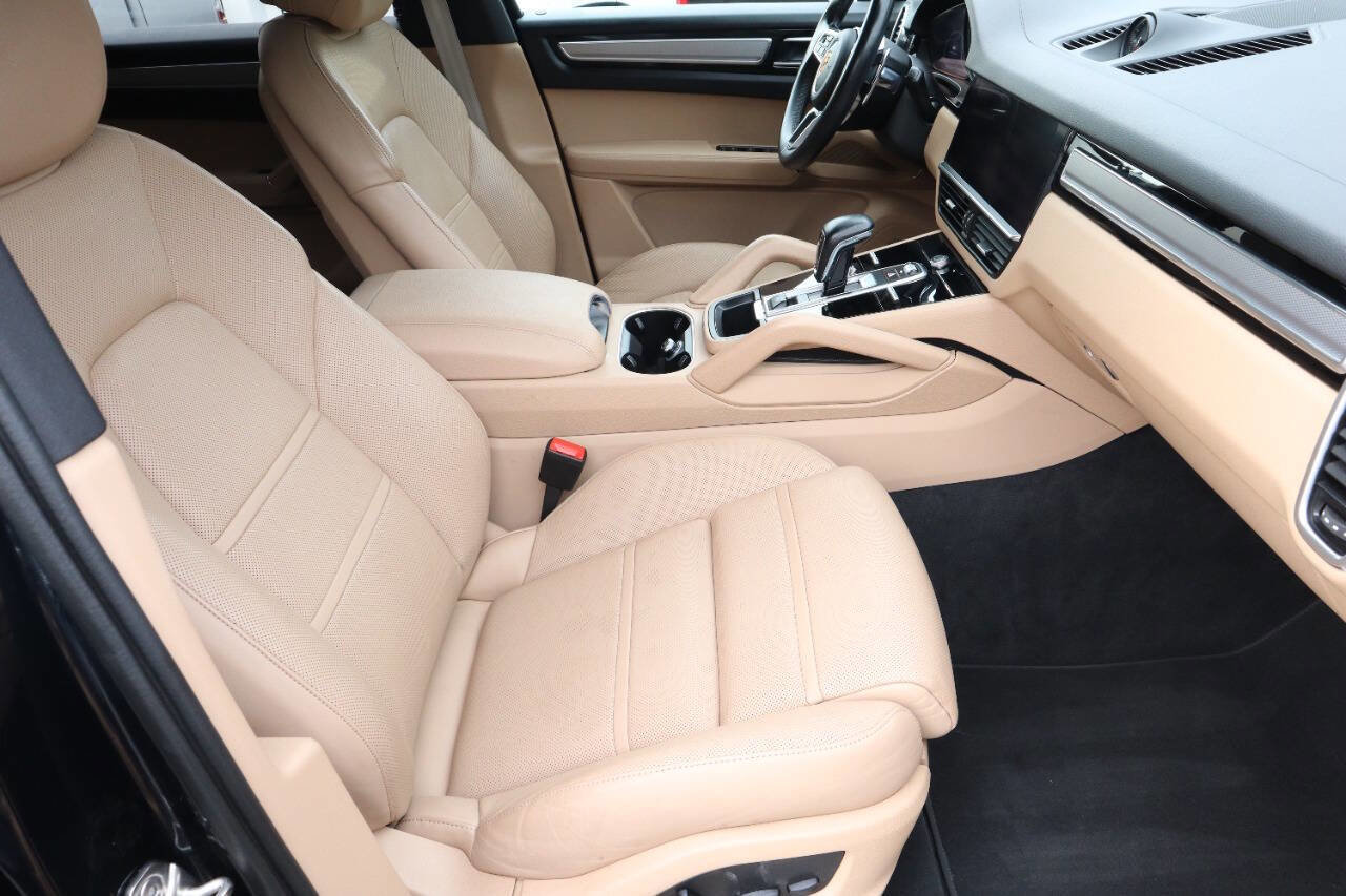 Used 2023 Porsche Cayenne Platinum Edition image 12