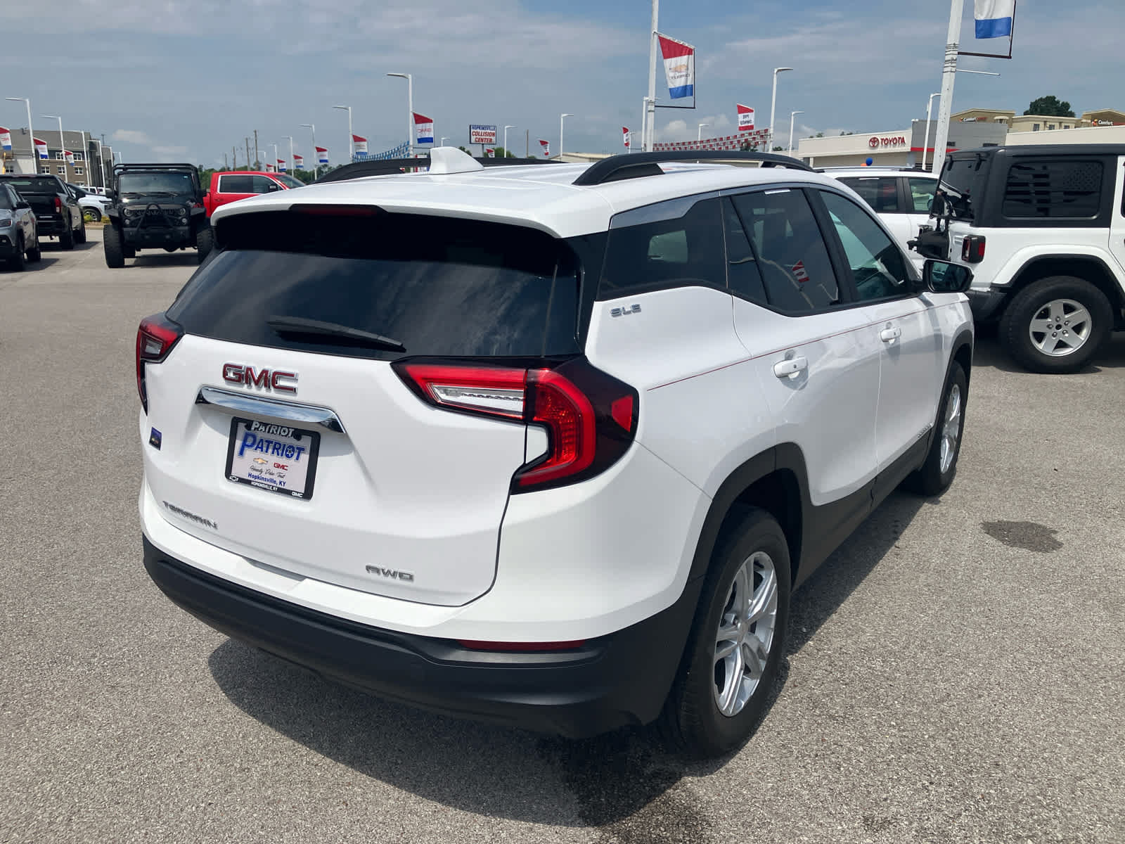 Used 2023 GMC Terrain SLE w/ Driver Convenience Package AWD/4WD image 7