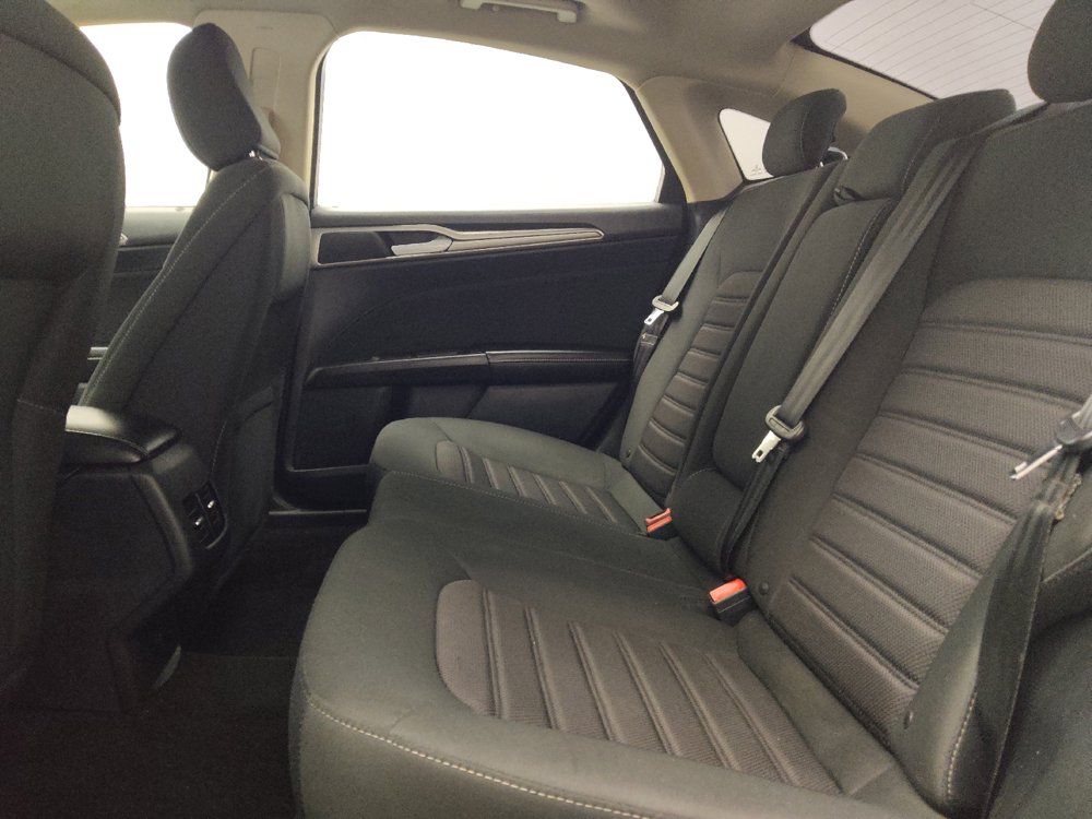 Used 2020 Ford Fusion SE FWD image 18
