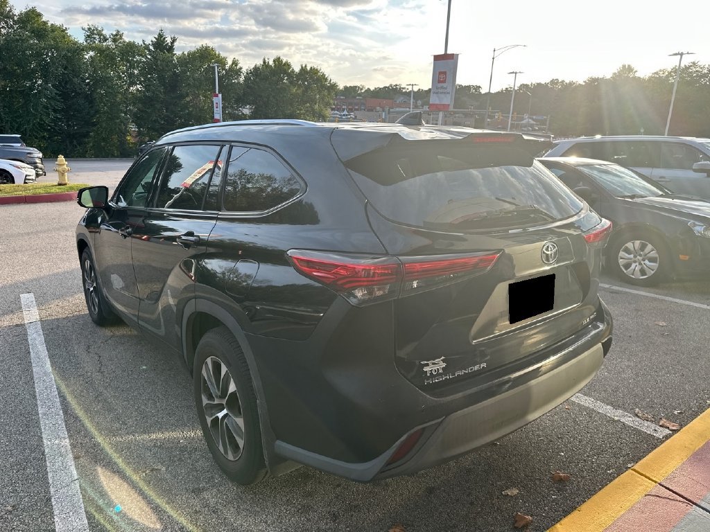 Used 2020 Toyota Highlander XLE AWD/4WD image 3