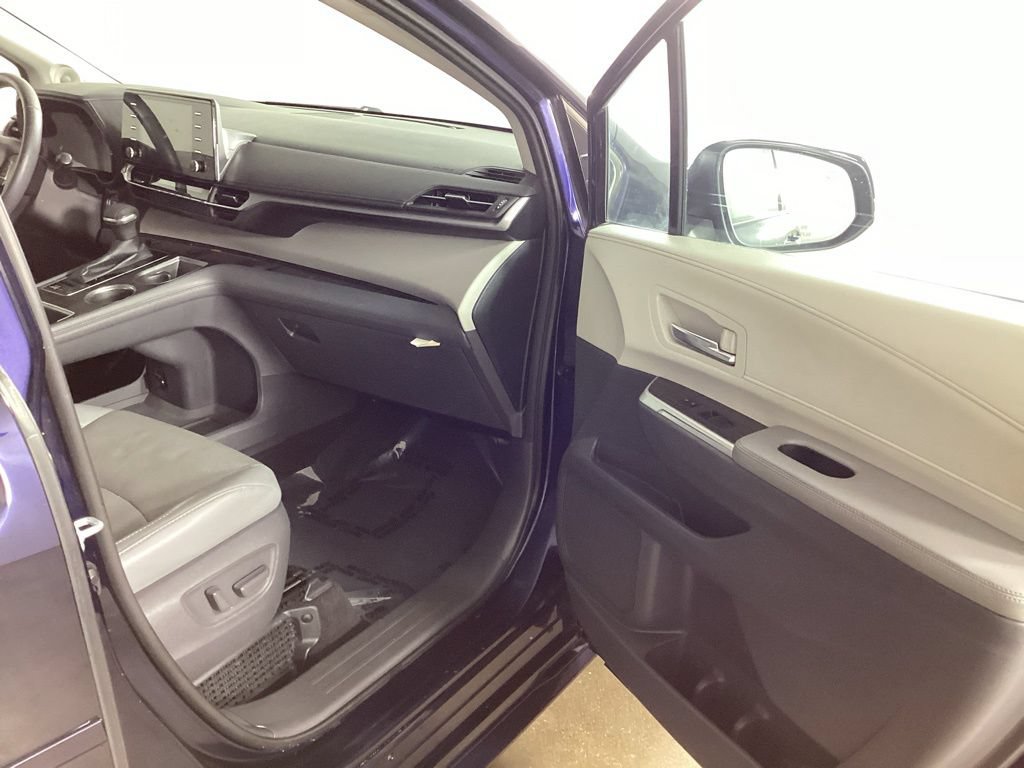 Used 2021 Toyota Sienna Limited FWD image 19