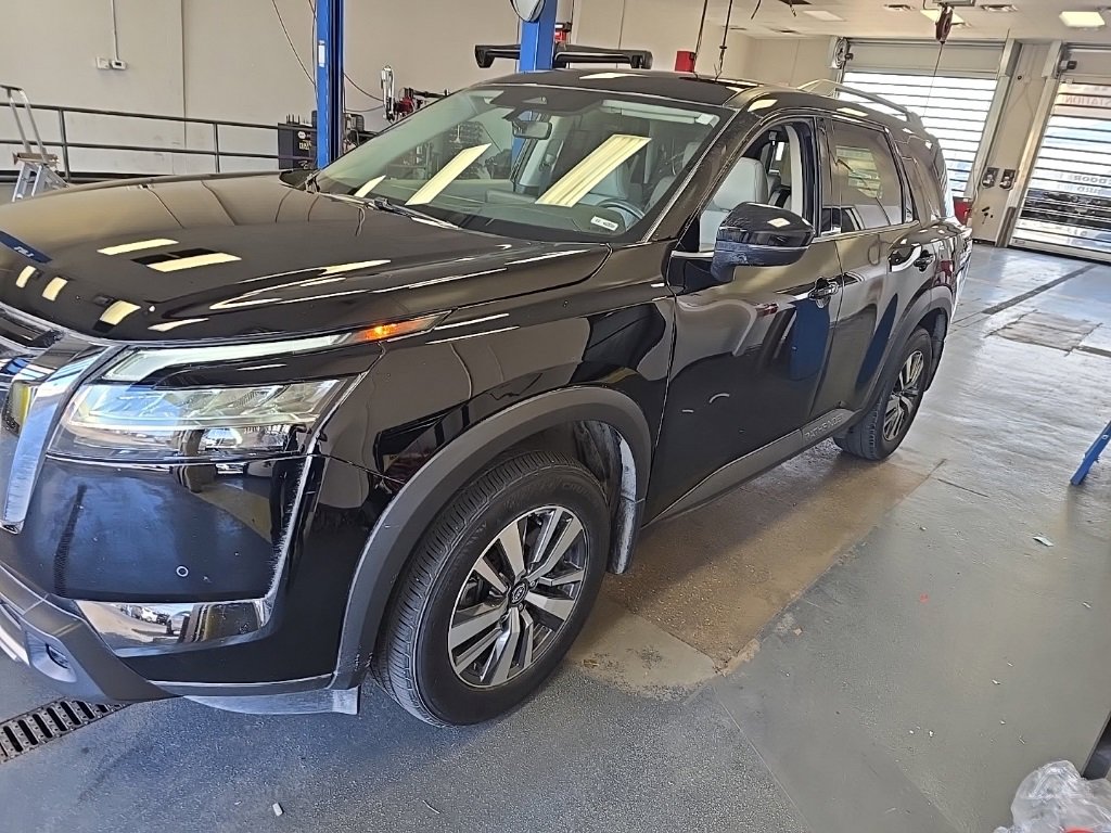 Used 2024 Nissan Pathfinder SL image 2