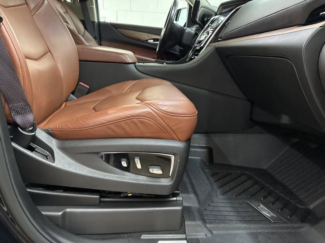 Used 2017 Cadillac Escalade Luxury AWD/4WD image 34