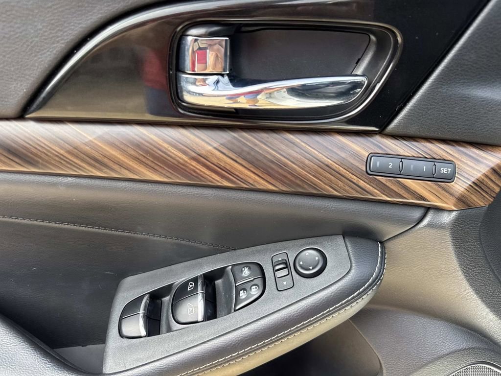 Used 2017 Nissan Maxima Platinum FWD image 21