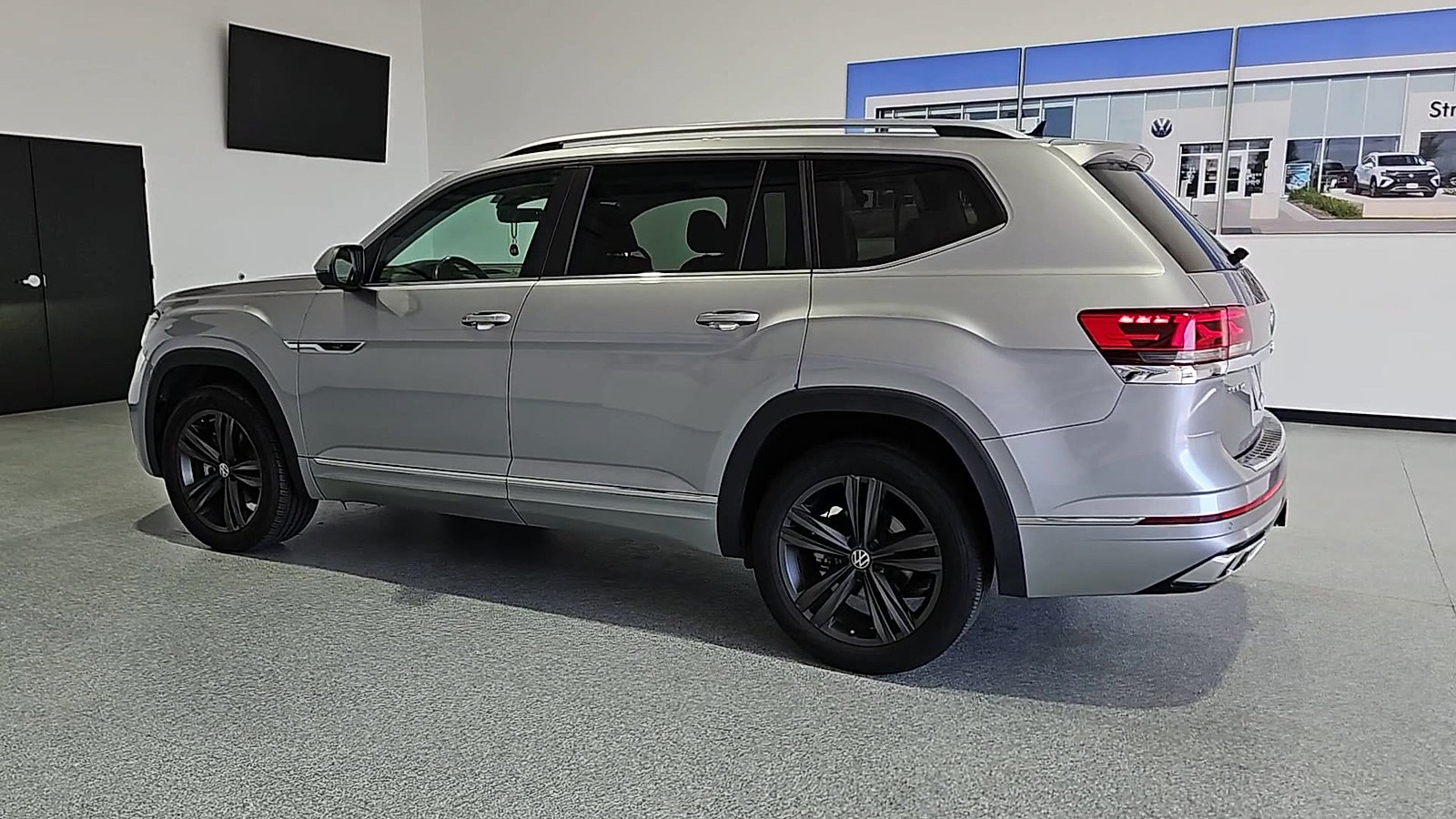 Certified 2022 Volkswagen Atlas SEL R-Line AWD/4WD image 6