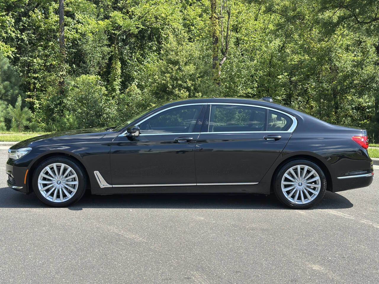 Used 2017 BMW 740i image 4