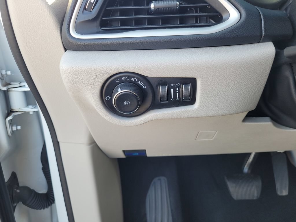 Used 2023 Chrysler Pacifica Touring-L FWD image 24