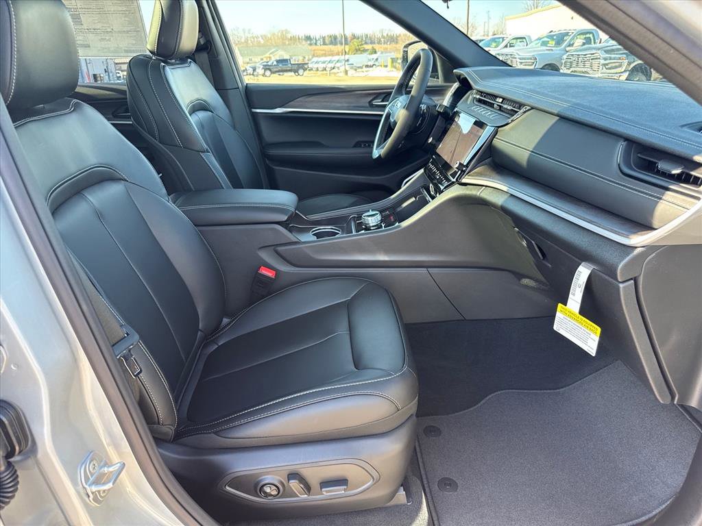 New 2026 Jeep Grand Cherokee L Limited w/ Limited Altitude Package AWD/4WD image 8
