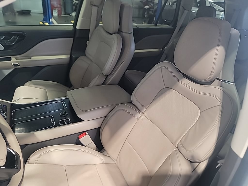 Used 2022 Lincoln Aviator Reserve w/ Equipment Group 201A RWD image 17