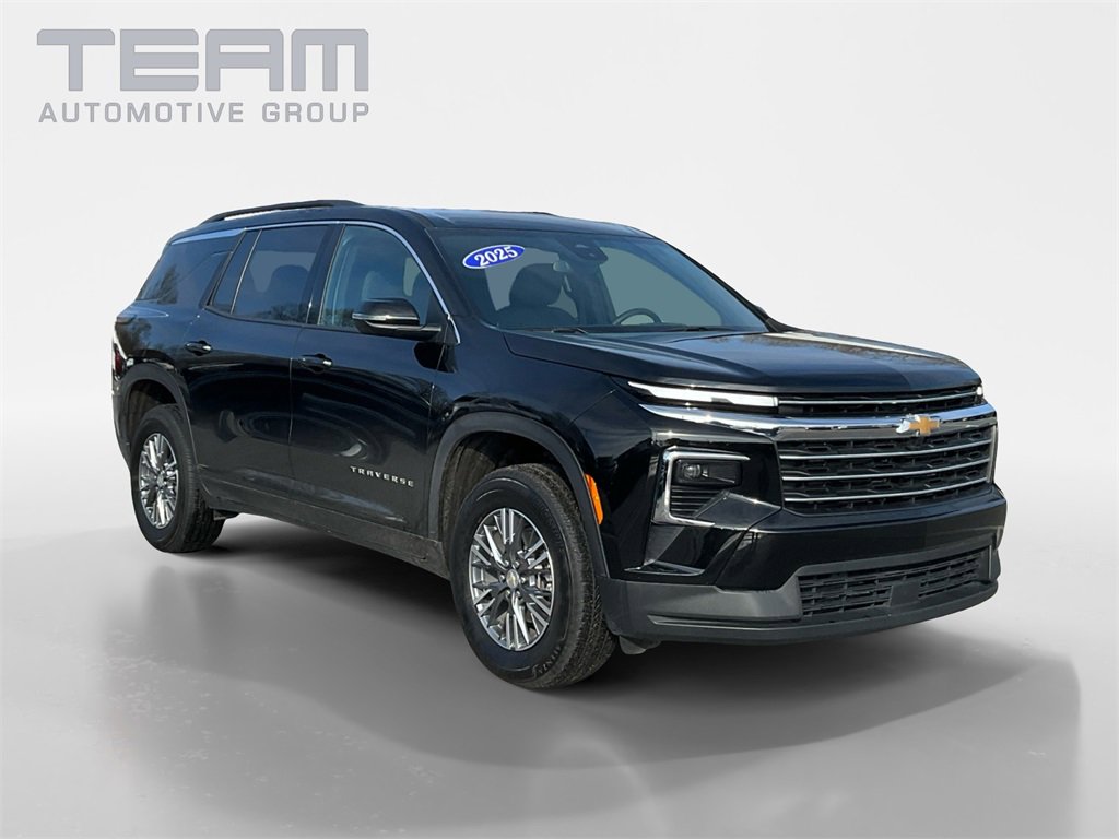 Used 2025 Chevrolet Traverse LT image 1