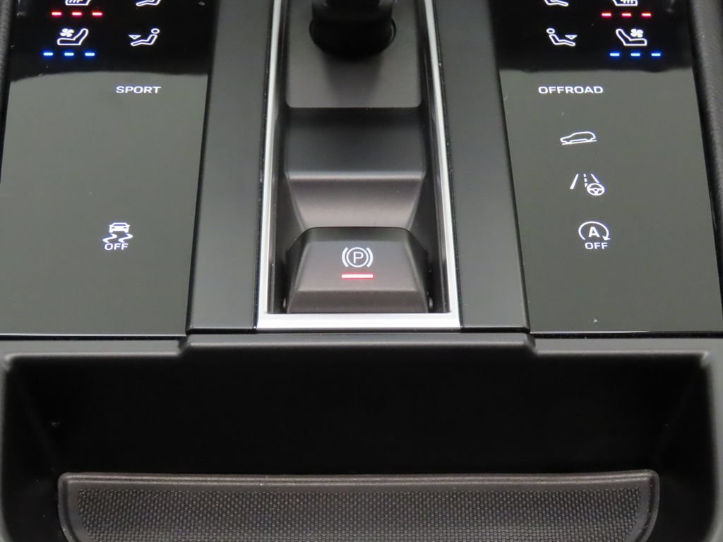 Certified 2026 Porsche Macan AWD/4WD image 28