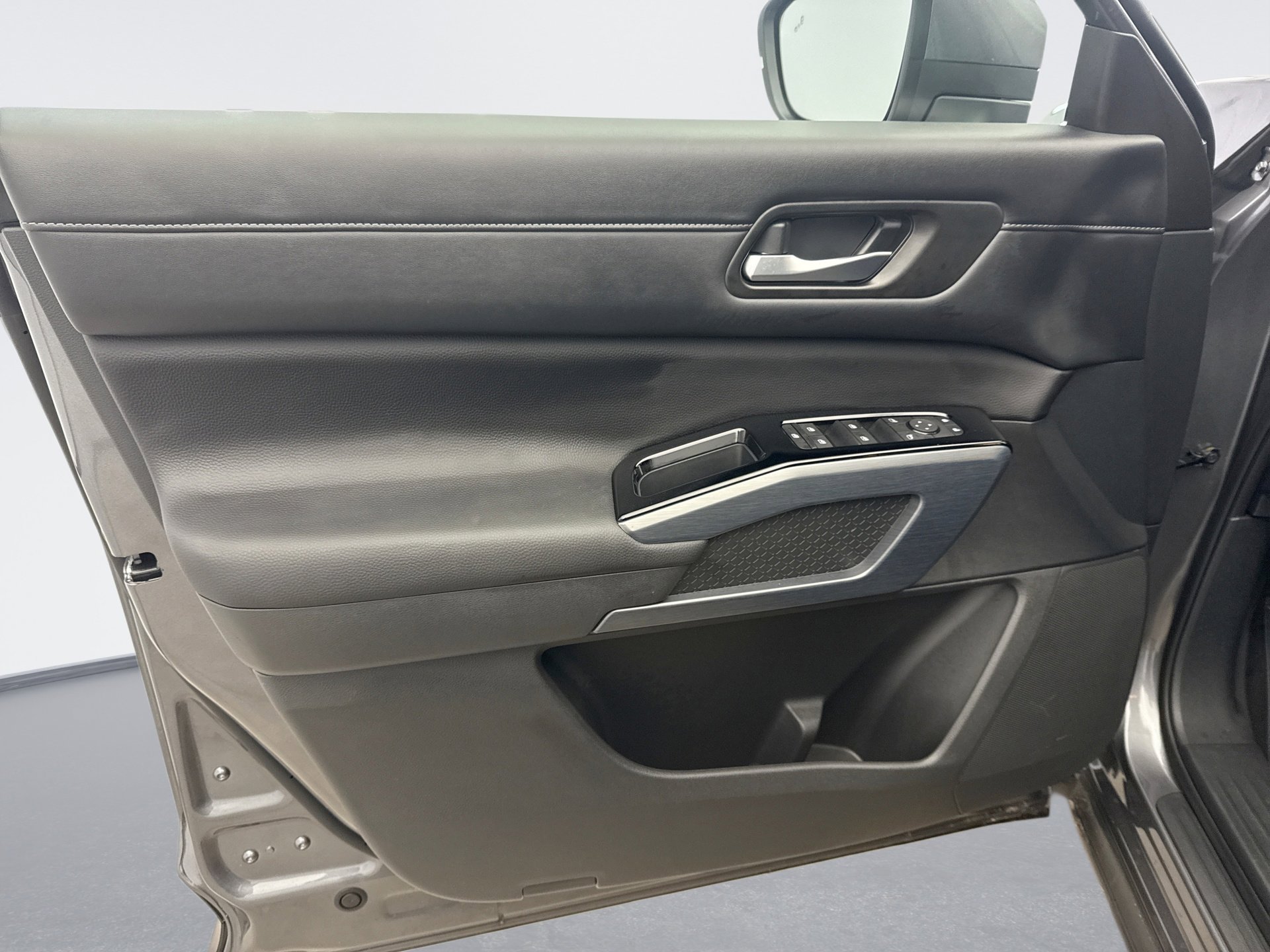 Used 2025 Nissan Pathfinder SL image 9